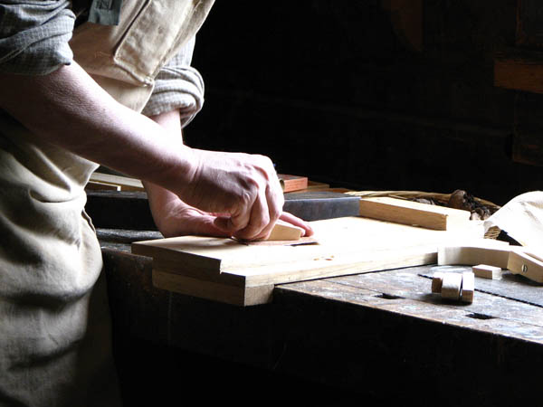 Nuestro equipo de profesionales cuenta  con muchos aÃ±os de contrastada <strong>experiencia</strong> en el sector de la <strong>carpinterÃ­a de madera en Mugardos</strong>.